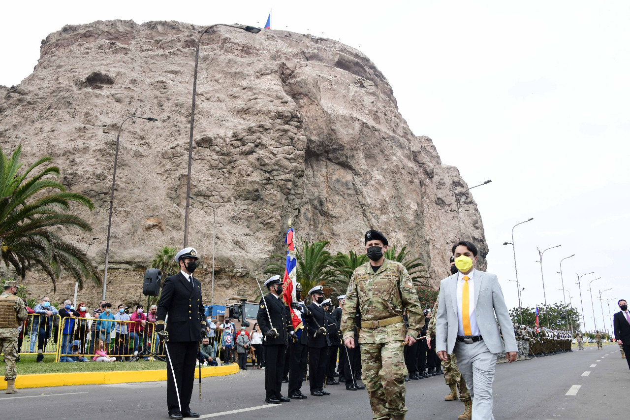 gobernador junto a cmdte en jefe.JPG